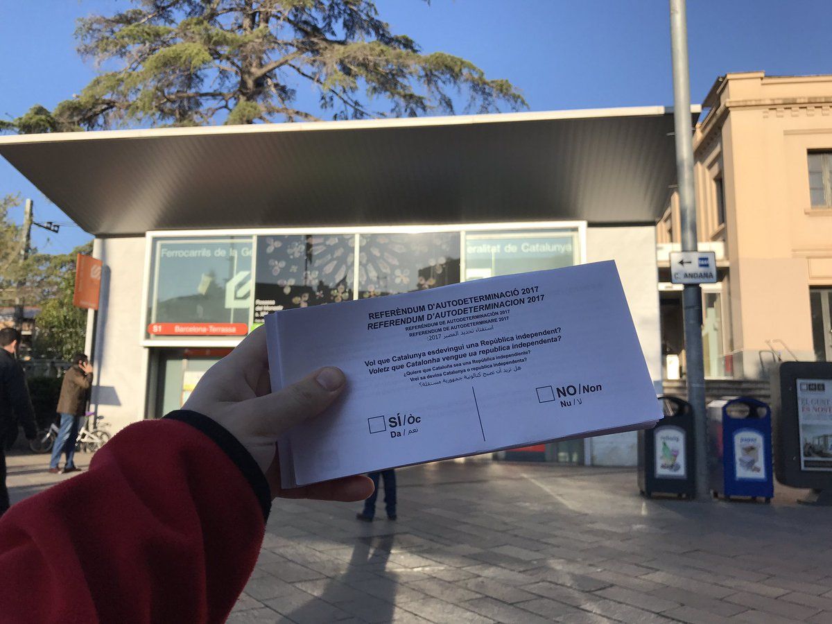 La CUP ha repartit butlletes a l'estació de Sant Cugat FOTO: CUP Sant Cugat