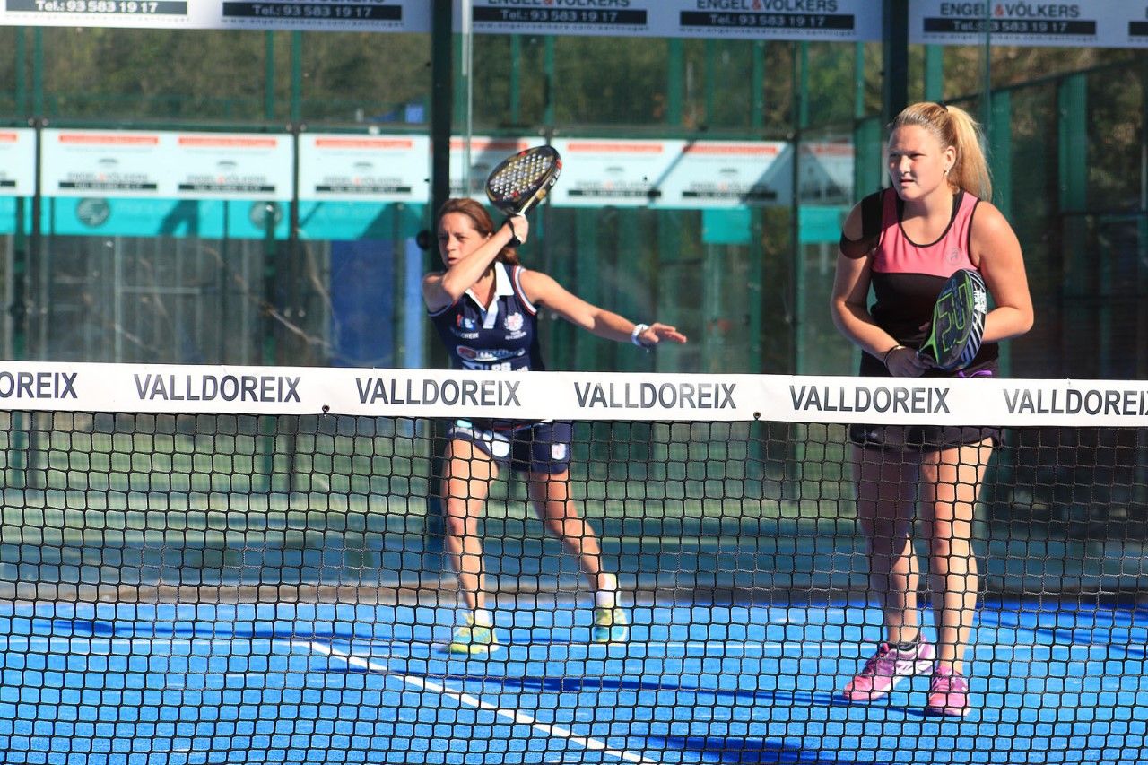 Paula Eyeraguibel, donant un cop en el Super Gran Slam de pàdel que va guanar el 2 d'abril. FOTO: Lali Álvarez