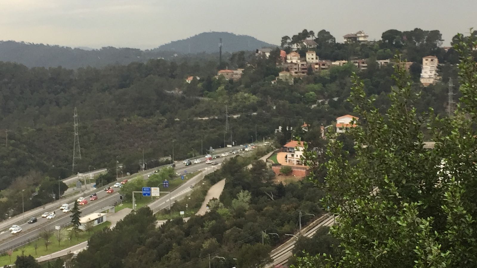 Retencions als Túnels de Vallvidrera aquest 5 d'abril. Foto des de la Floresta. FOTO: Cedida