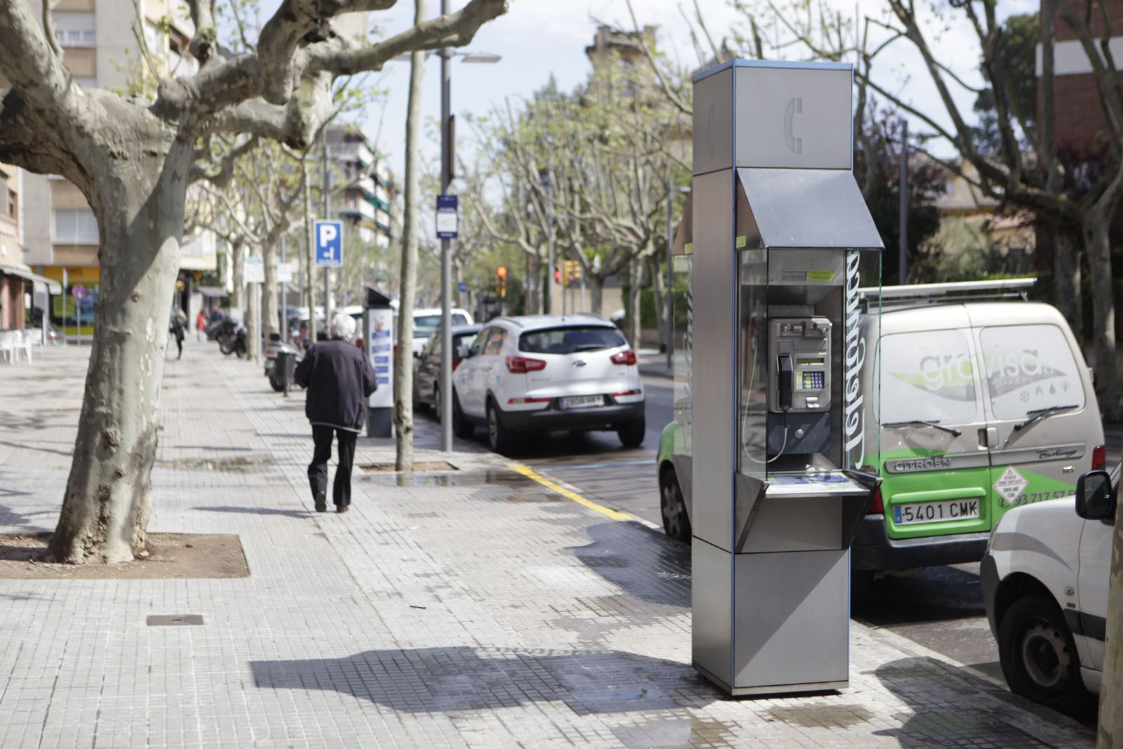 Un telèfon públic a la rambla de Ribatallada FOTO: Artur Ribera