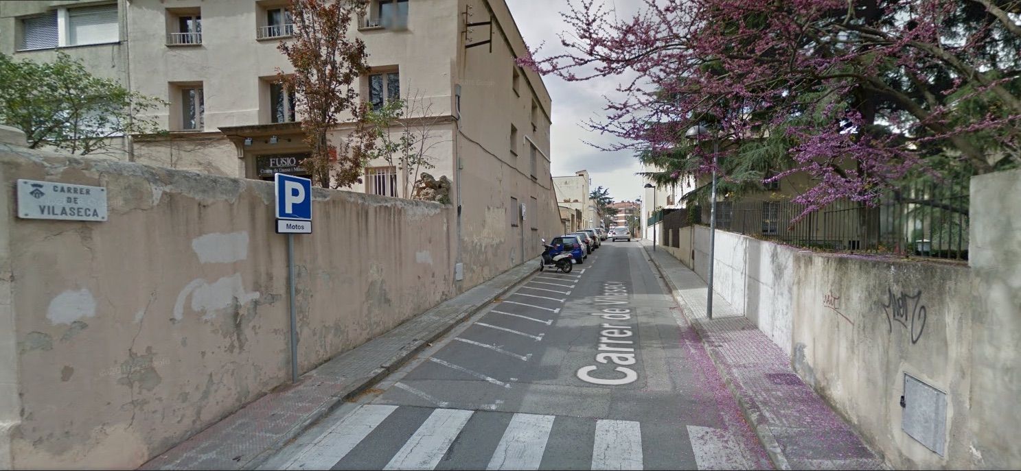 Façana de l'Escola Fusió al carrer Vilaseca on lluirà el mural artístic FOTO: Google Maps