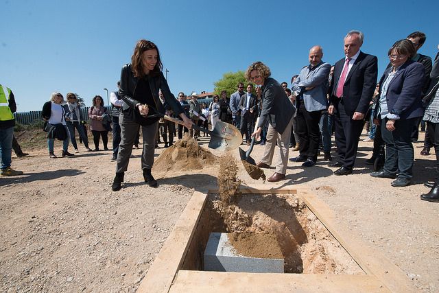 Conesa i Ruiz cobrint la primera pedra FOTO: Localpres