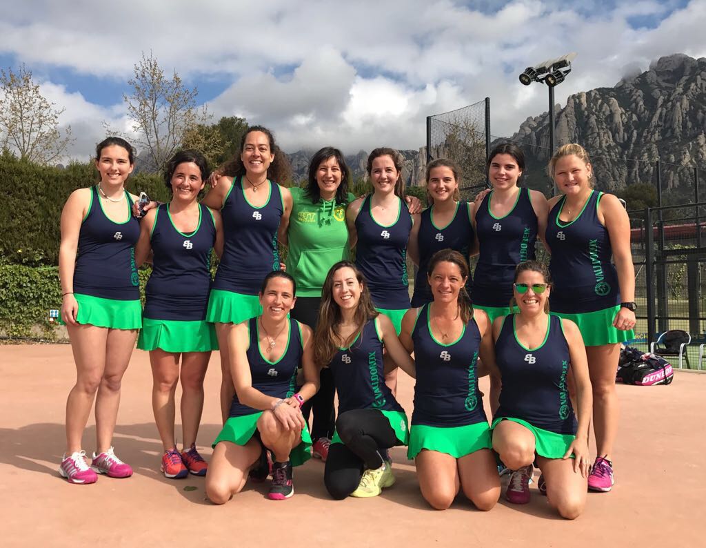 L'equip del Club Esportiu Valldoreix després d'assolir l'ascens a la 1a Categoria Femenina del Campionat de Catalunya per Equips de pàdel. FOTO: CE Valldoreix