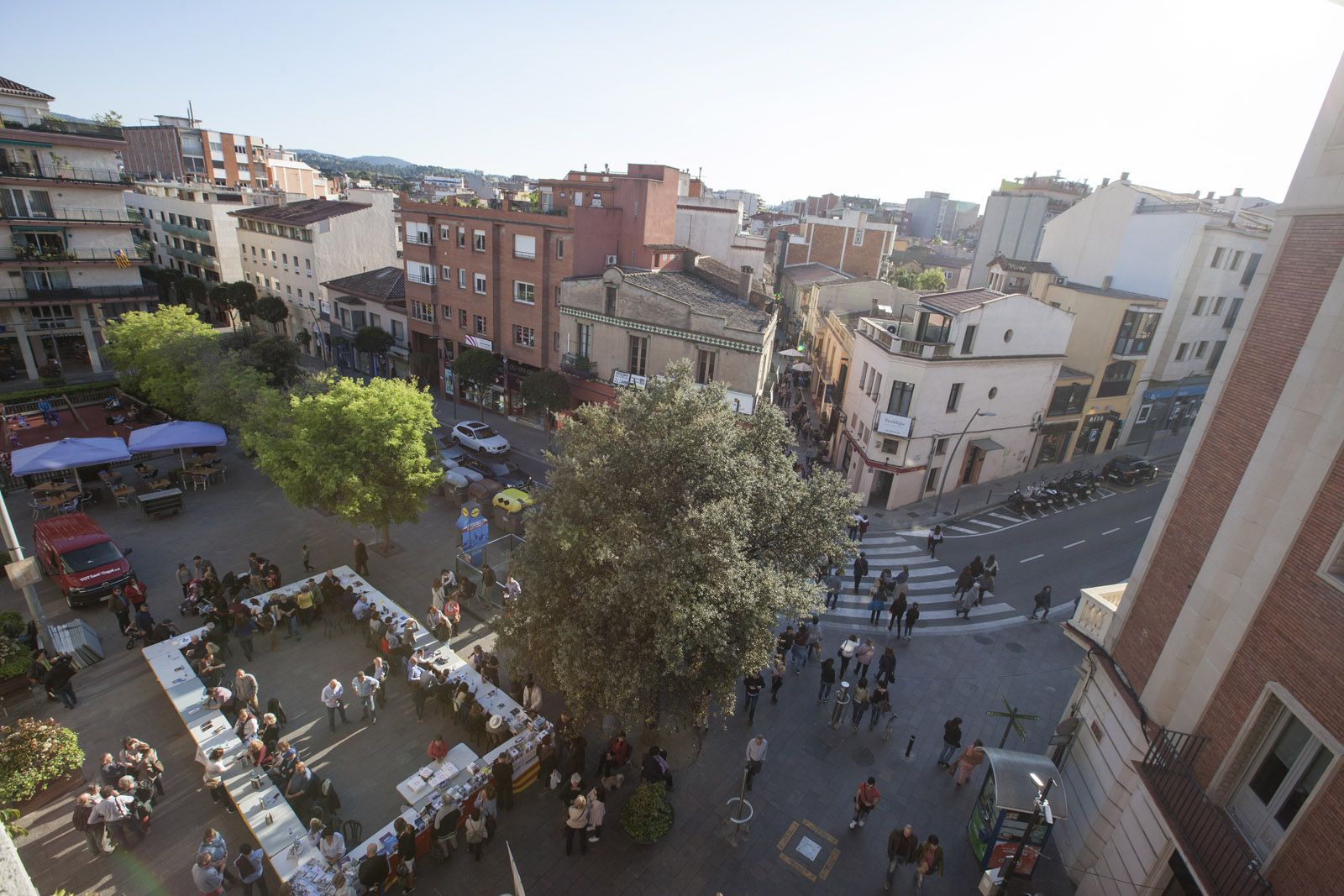 5a Taula d’Escriptors de Sant Cugat a la Pl. dels Quatre Cantons. FOTOS: Lali Puig