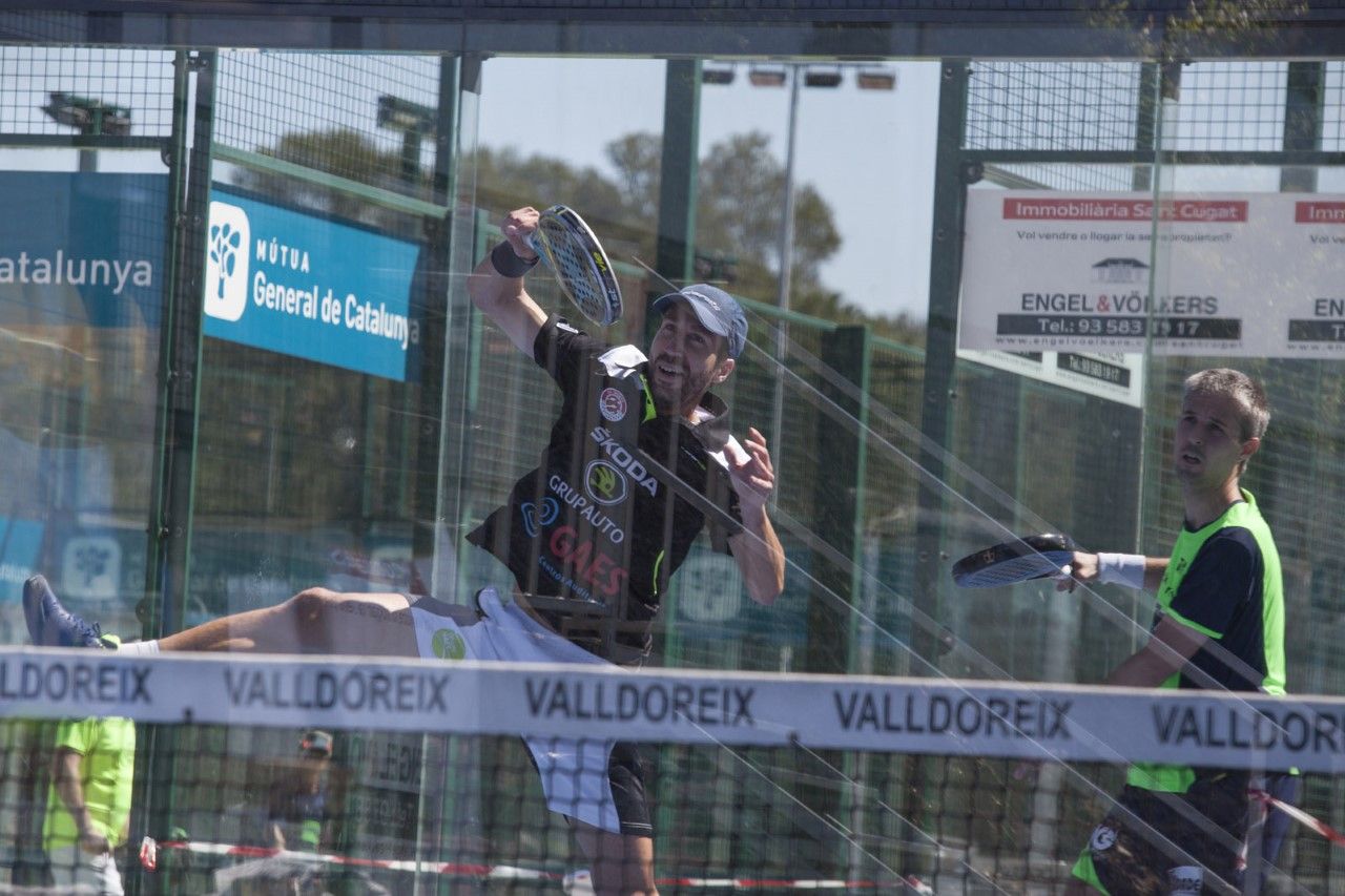 Gerard Company i Enric Sanmartí, en una jugada de la final masculina del Super Gran Slam Salerm Cosmètics de pàdel al Club Esportiu Valldoreix. FOTO: Lali Puig
