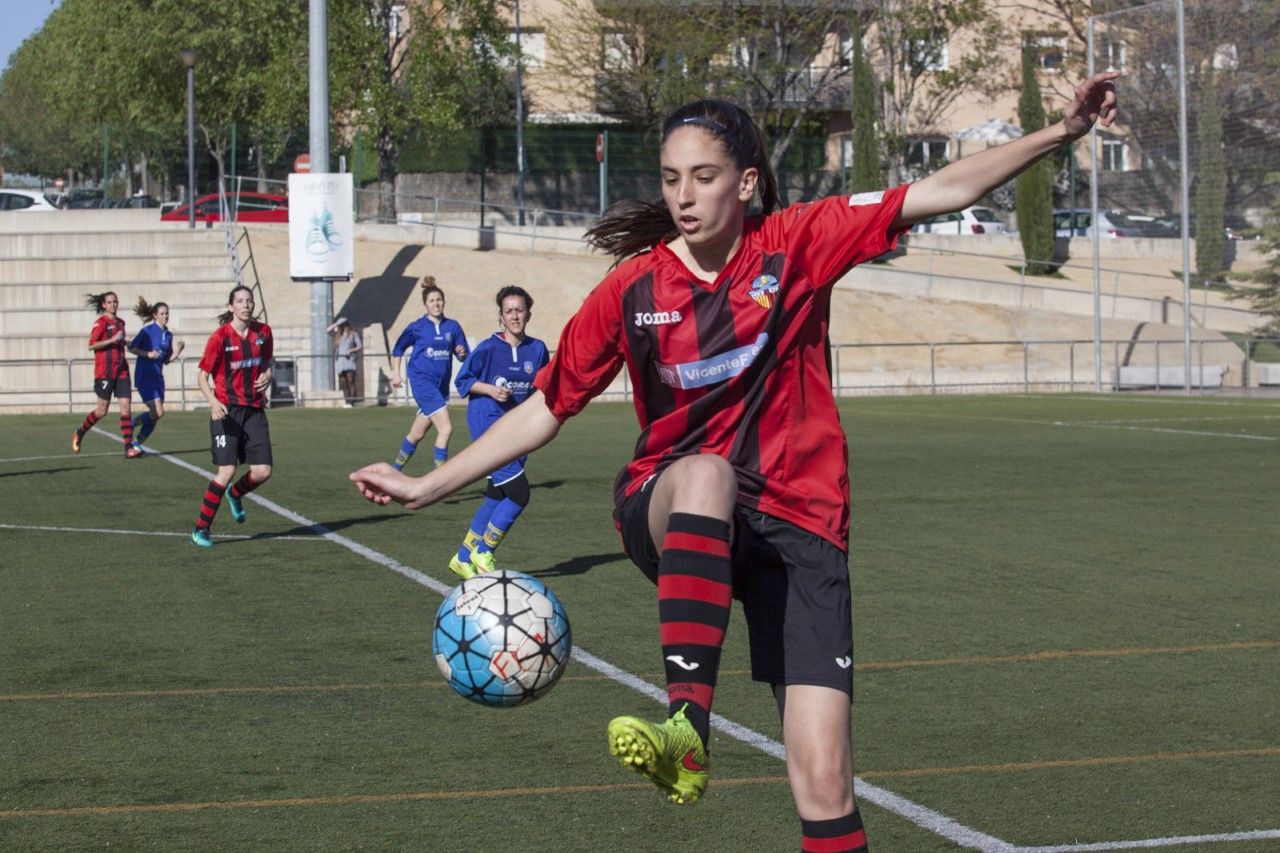 La jugadora del Sant Cugat Esport FC, Eli, en una acció del partit. FOTO: Lali Puig