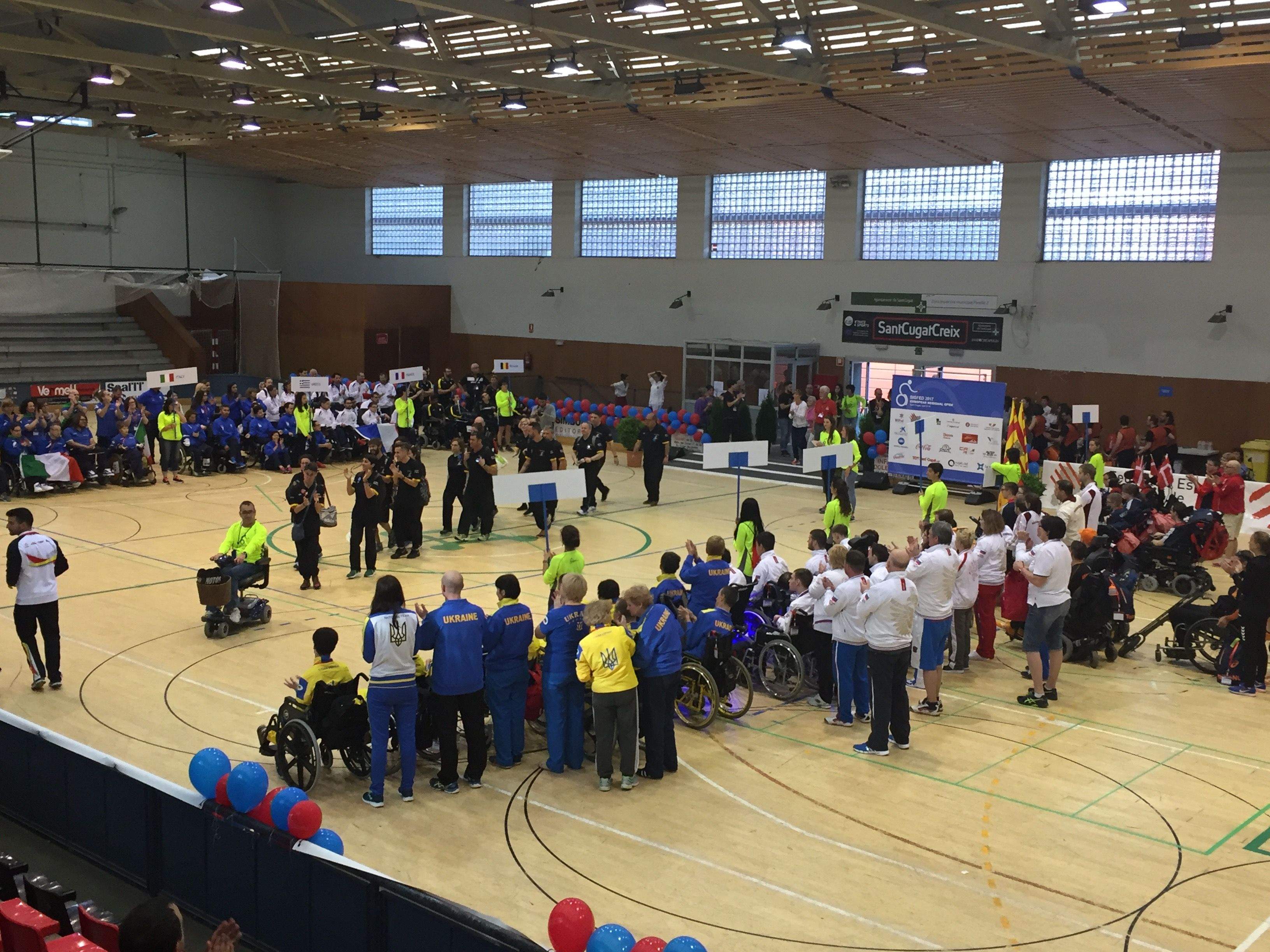 L'acte inaugural va comptar amb la desfilada de tots els participants FOTO: C. Caballé