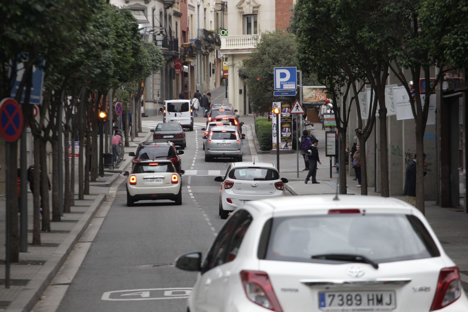 Restricció de trànsit a un dels carrils del carrer Francesc Moragas el dimarts, 18 d'abril FOTO: Artur Ribera