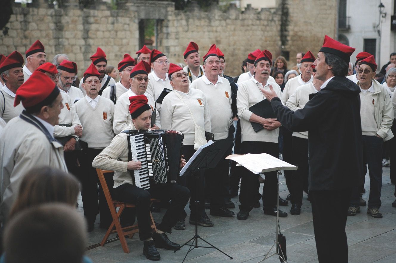 La Societat Coral La Lira en una de les seves cantades de Caramelles FOTO: Artur Ribera