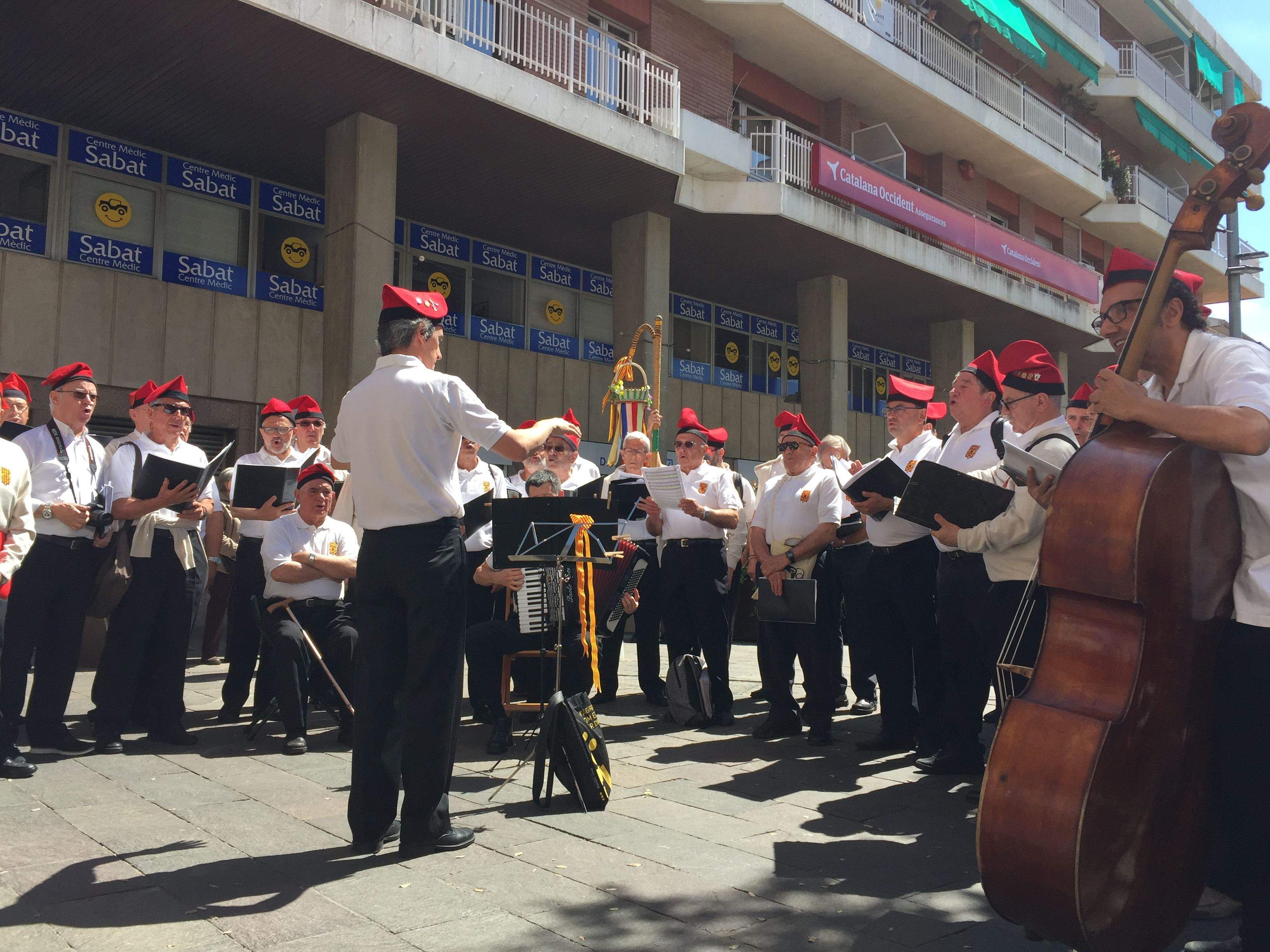La Lira cantant Caramelles a la plaça dels Quatre Cantons  FOTO: Cinta Caballé