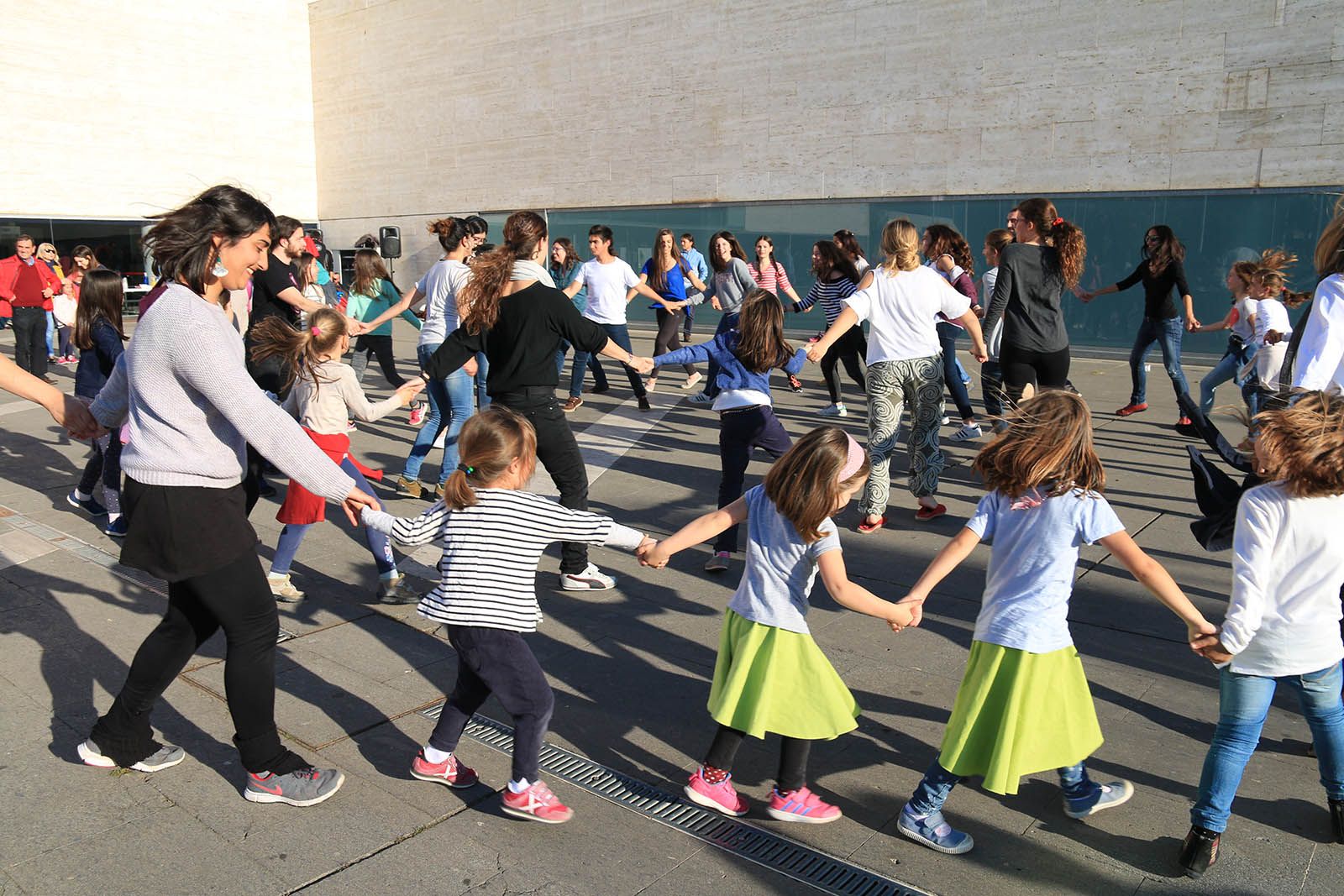 Les danses populars han omplert la plaça Victòria dels Àngels FOTO: Lali Àlvarez