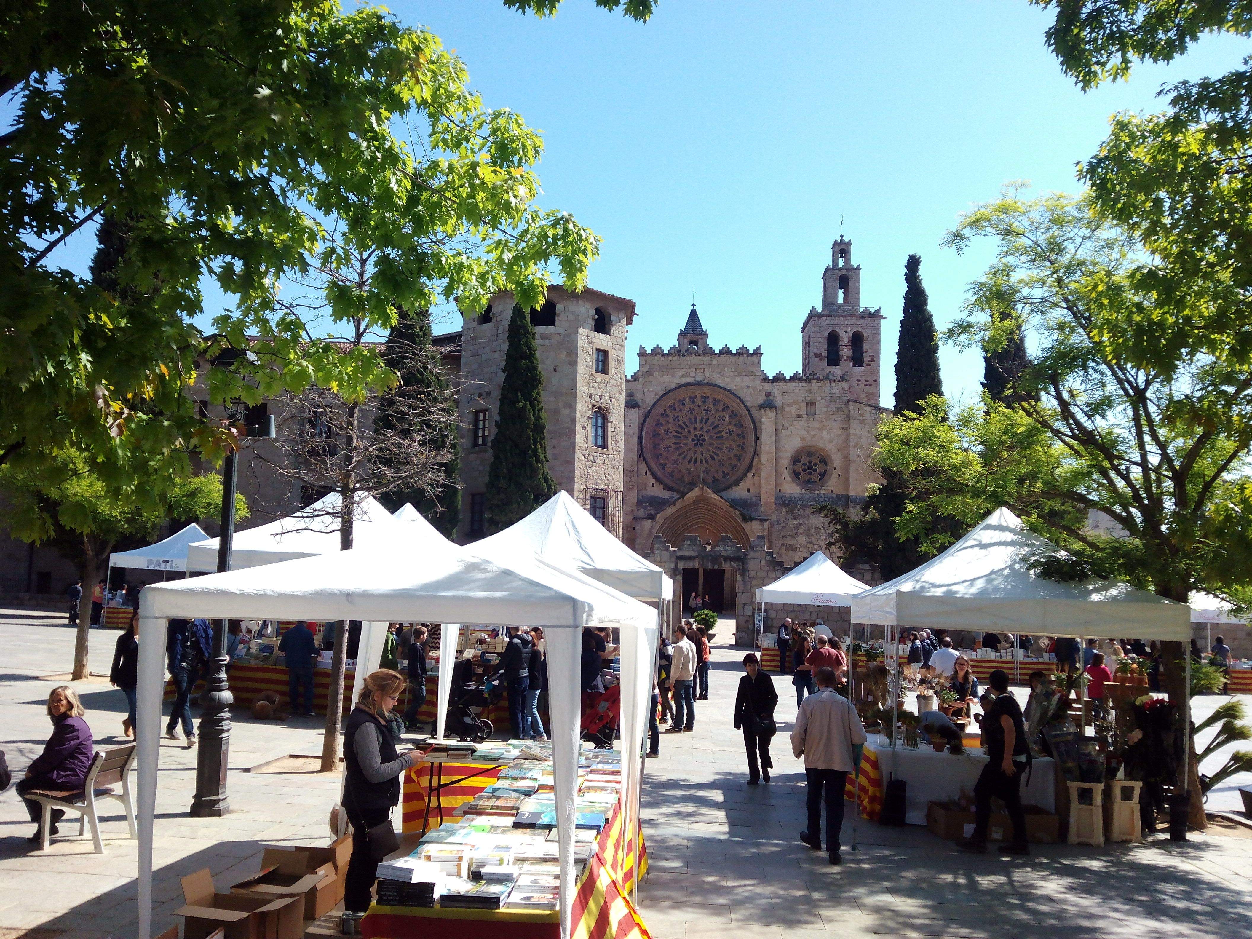 Els primers curiosos s'acosten a les parades de llibres de la plaça d'Octavià abans de Sant Jordi FOTO: Lluís Bassa