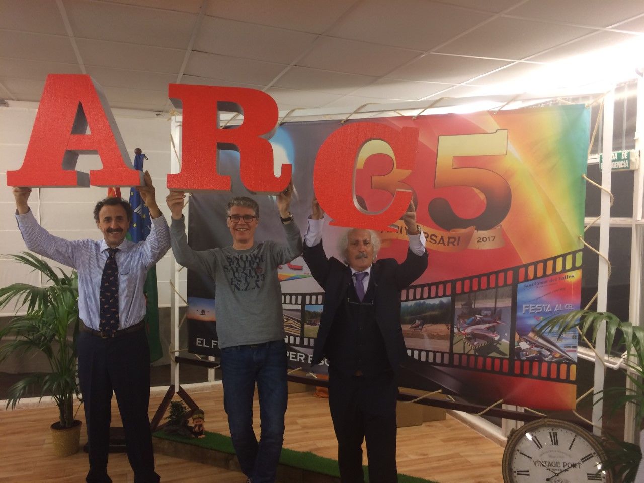 Francesc Mora, Miquel Baldi i Paco Valenzuela, en el sopar del 35è aniversari del Club ARC. FOTO: À. L. P.