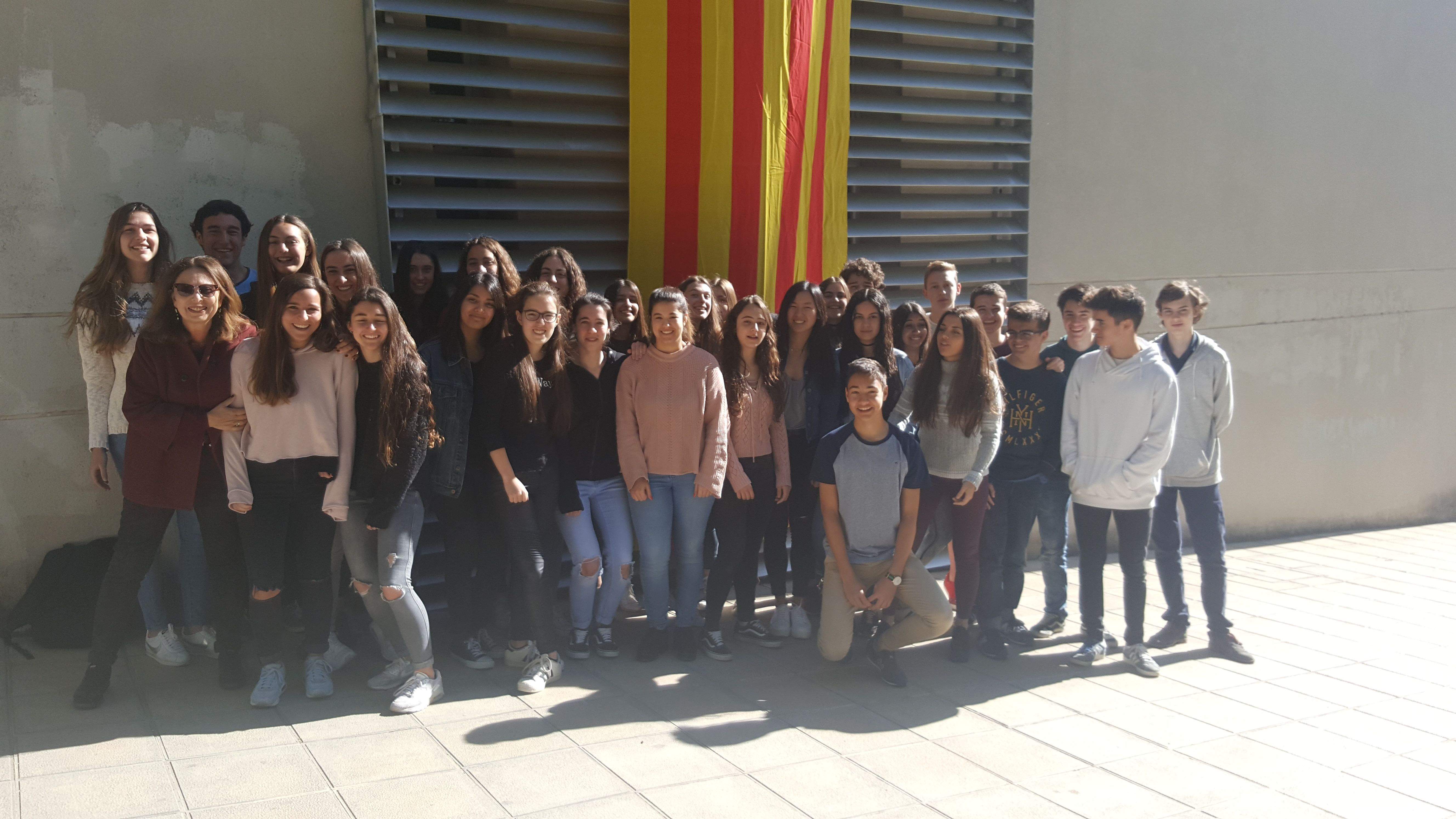 El grup d'alumnes amb la mestra que coordina el projecte, Giselle Dubois FOTO: Cedida 