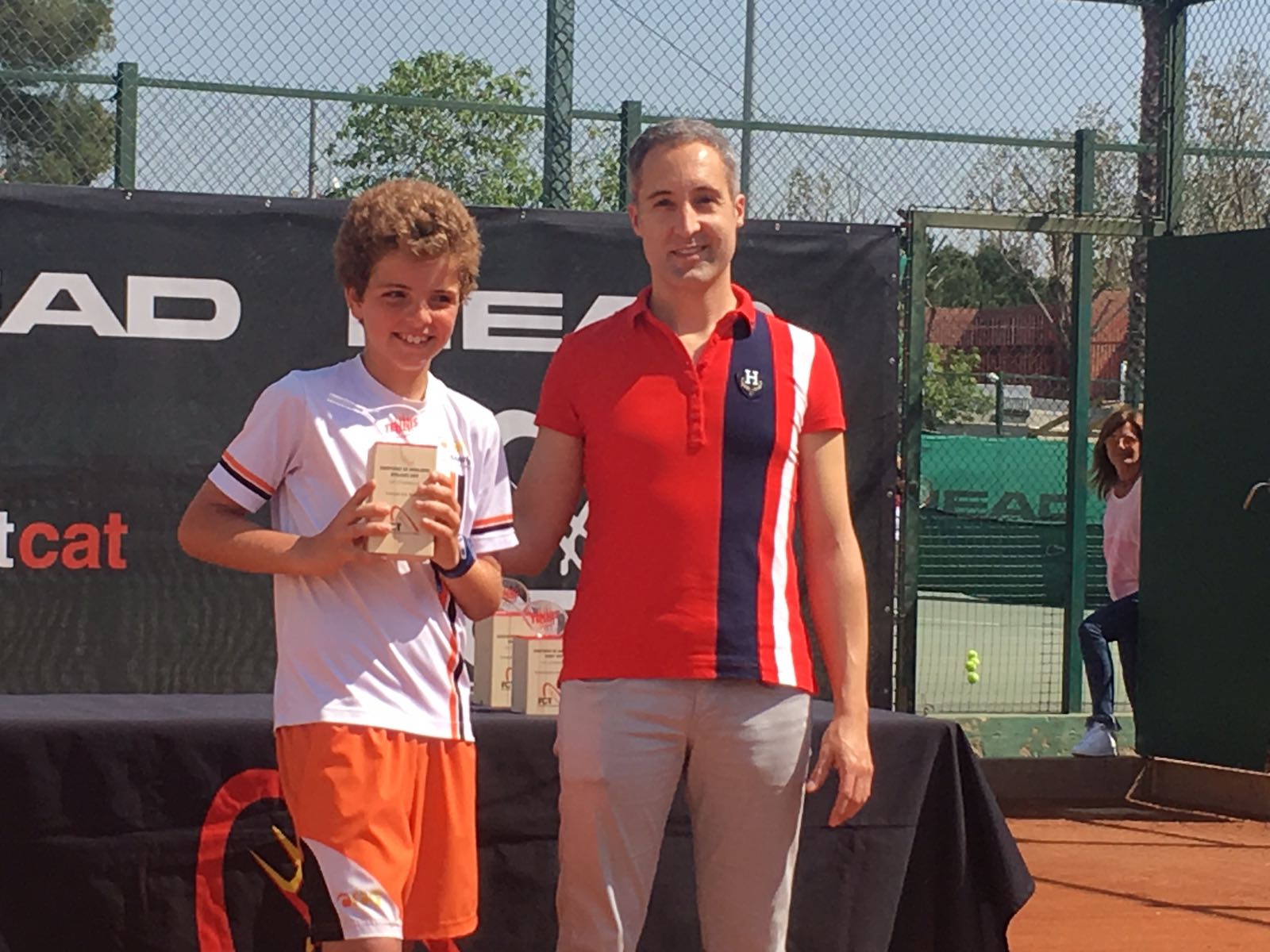 Max Solano, amb el trofeu de campió de catalunya benjamí de tennis. FOTO: CTN Sant Cugat