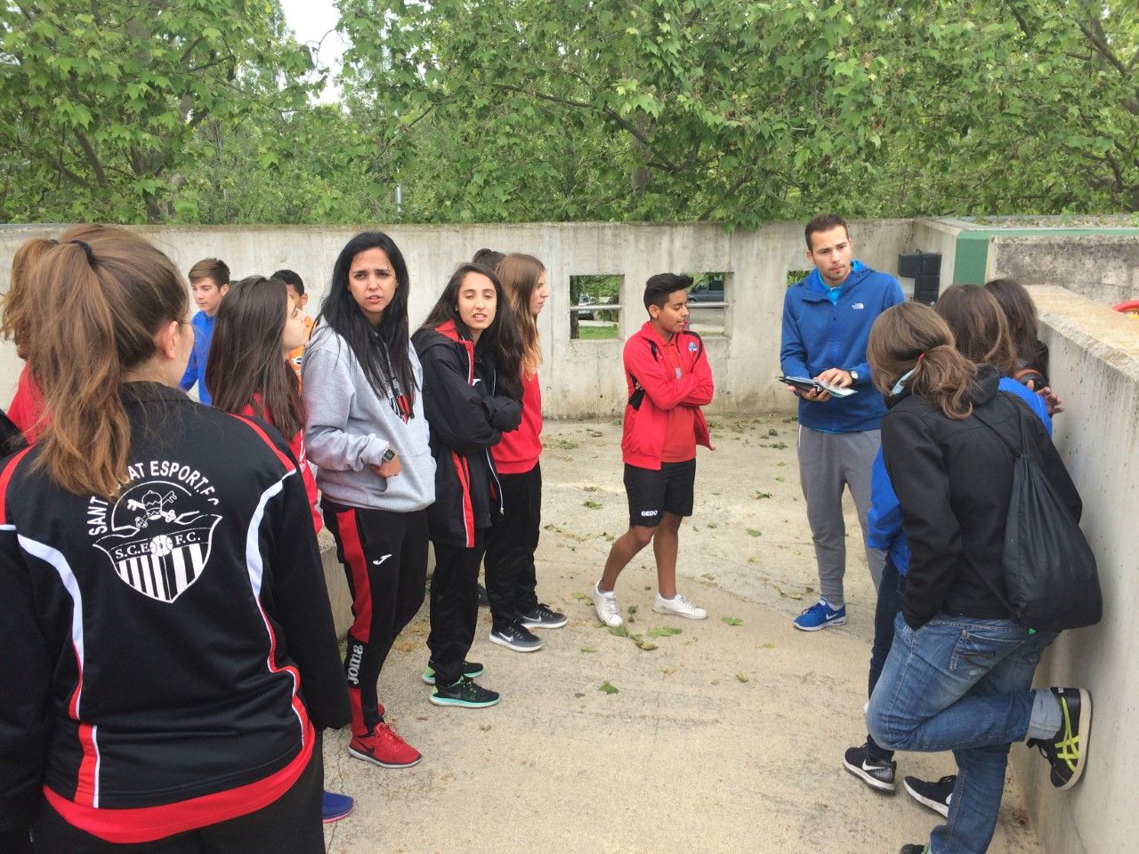 L'àrbitre ha passat revisió amb només 3 jugadores de la FE L'Hospitalet Atlètic. FOTO: Àlex López Puig