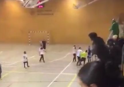 Moment de l'agressió captat pel vídeo d' @alexmasana