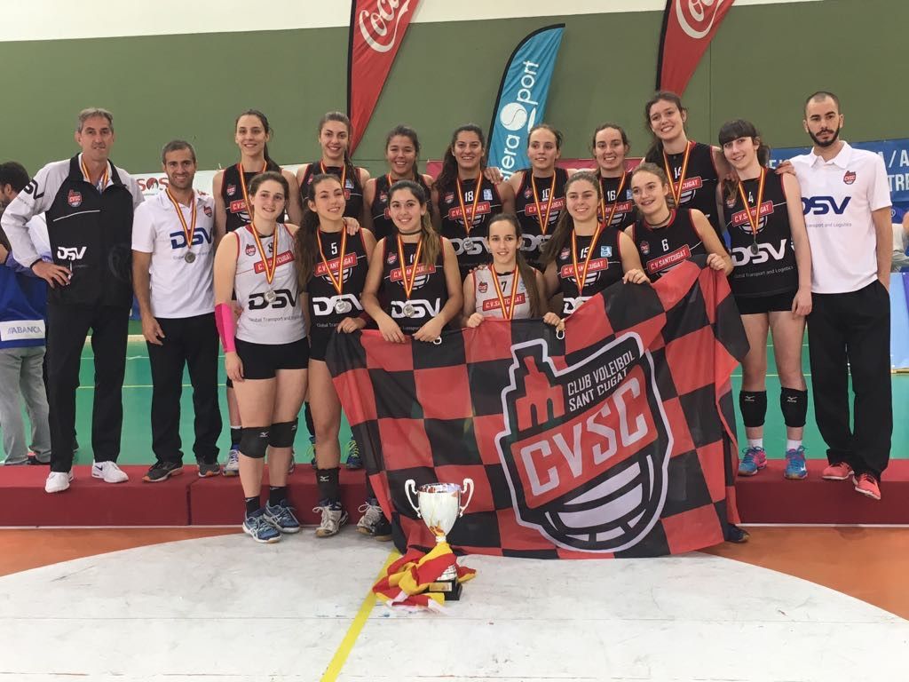 L'equip juvenil A del DSV Club Voleibol Sant Cugat, amb el trofeu i les medalles del Campionat d'Espanya. FOTO: @SantCugatCreix