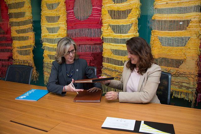 Folch i Conesa en el moment de la signatura FOTO: Localpres 