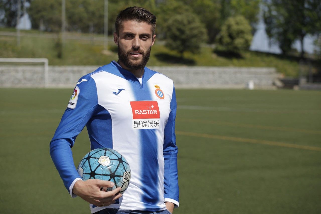 David López, al camp de futbol de la Penya Blaugrana Sant Cugat, on hi va jugar una temporada en la categoria benjamí. FOTO: Artur Ribera