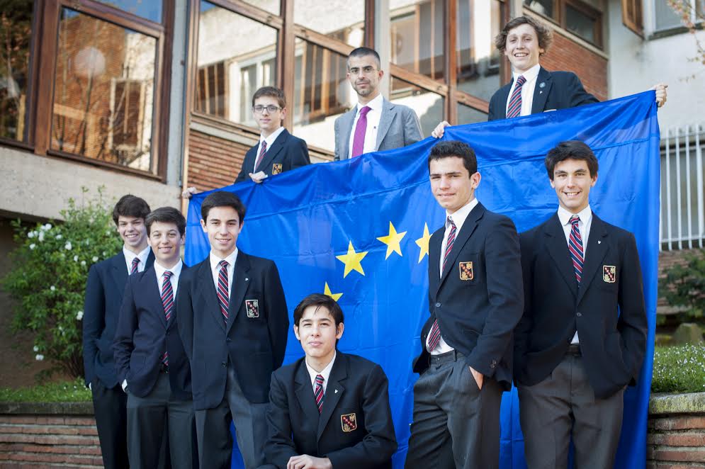 El grup d'estudiants amb el professor que encapçalava el projecte. FOTO: cedida