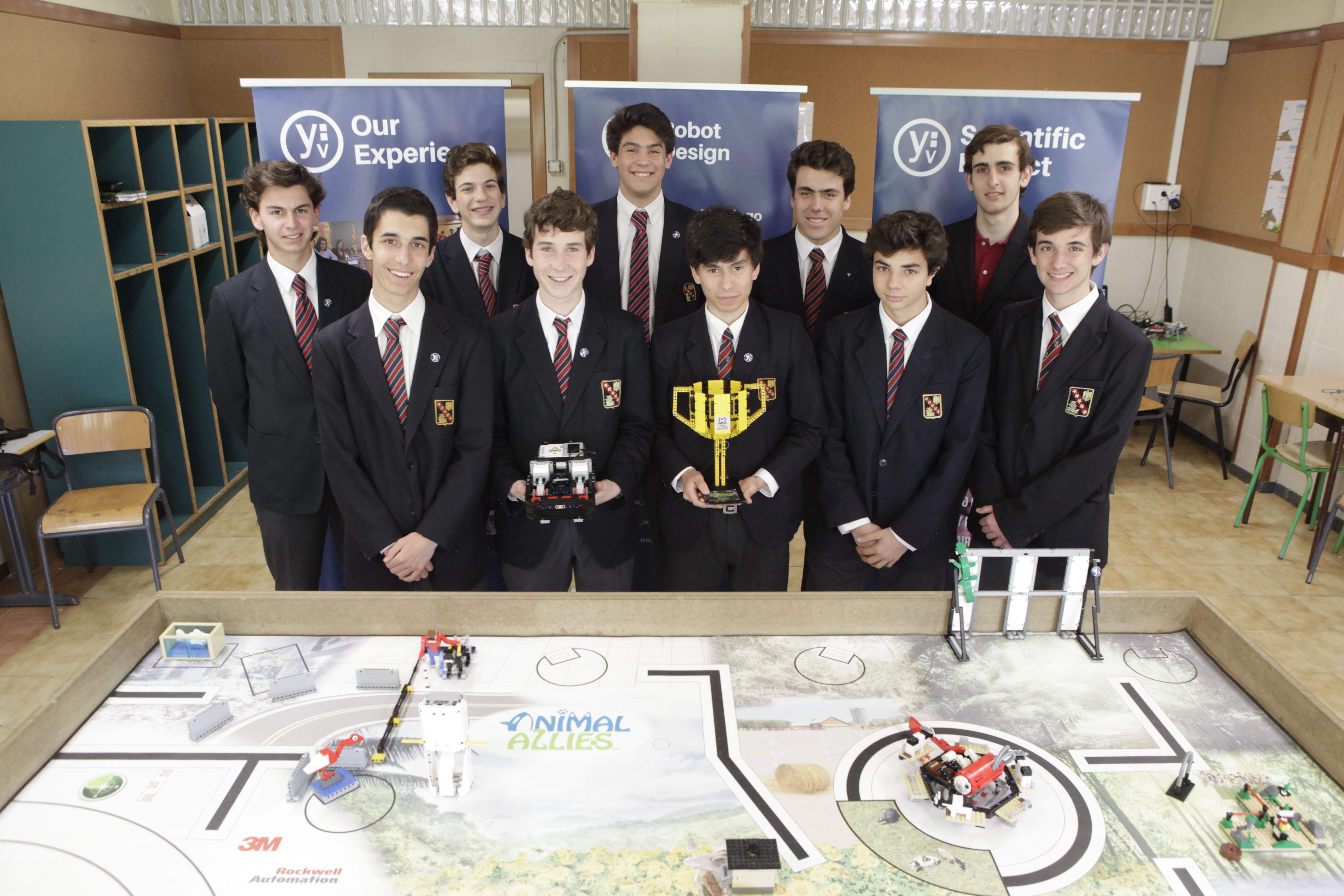 Els alumnes de l'equip Ypsilon Viaró amb el robot de Lego que van construir i el trofeu rebut FOTO: Artur Ribera
