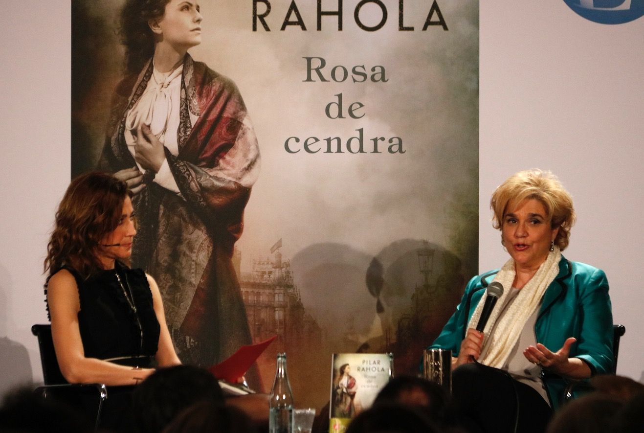 Pilar Rahola conversa amb Helena García-Melero després de rebre el 37è Premi Ramon Llull FOTO: ACN/Pau Cortina