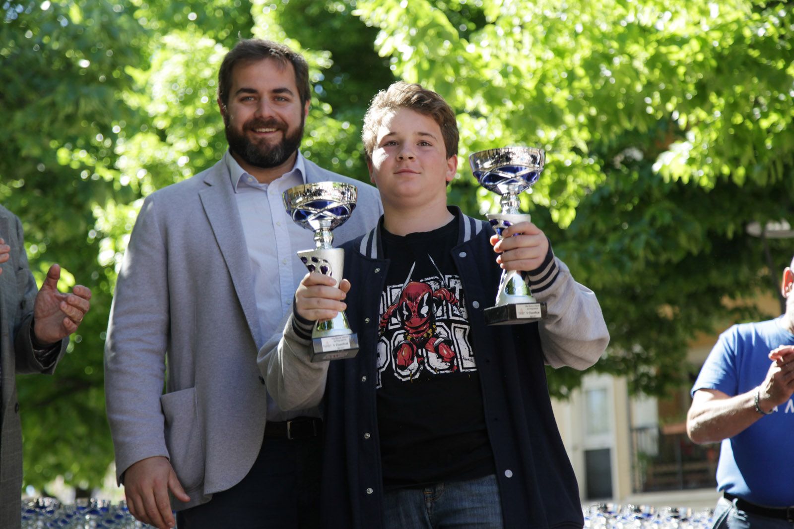 El regidor d'Esports, Eloi Rovira, amb un dels membres de la primera parella FOTO: Lali Puig 