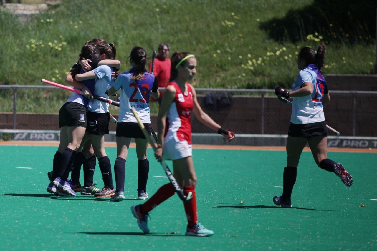 Les jugadores del Junior FC celebrant un dels tres gols que li han fet al CD Terrassa. FOTO: Lali Puig