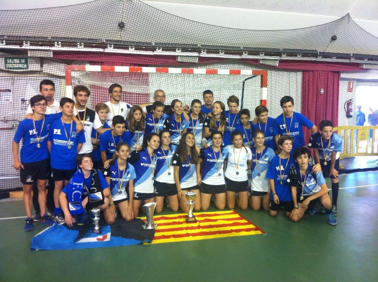 Els equips infantil masculí i femení, campions i subcampions d'Espanya d'hoquei sala. FOTO: Junior FC