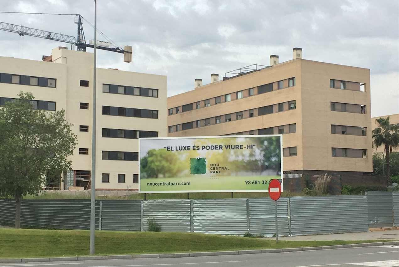 Cartell de promoció d'habitatges a Can Mates que ha generat polèmica FOTO: Artur Ribera