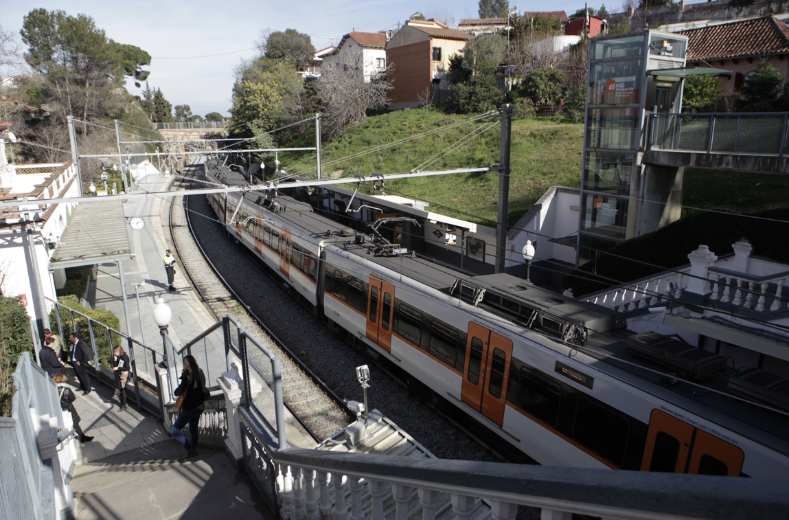 Per anar a l'andana de Barcelona des de Josep Playà, ara només hi ha aquestes escales FOTO: Artur Ribera