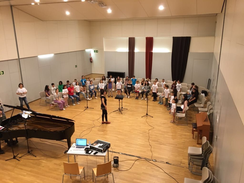 Un dels cursos de segon de primària enregistrant el CD FOTO: Cedida 