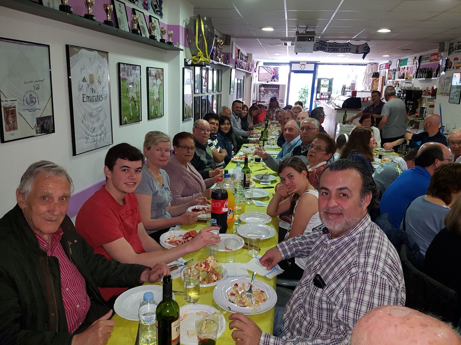 Els socis de la Penya Madridista de Sant Cugat durant el dinar. Foto: Cedida
