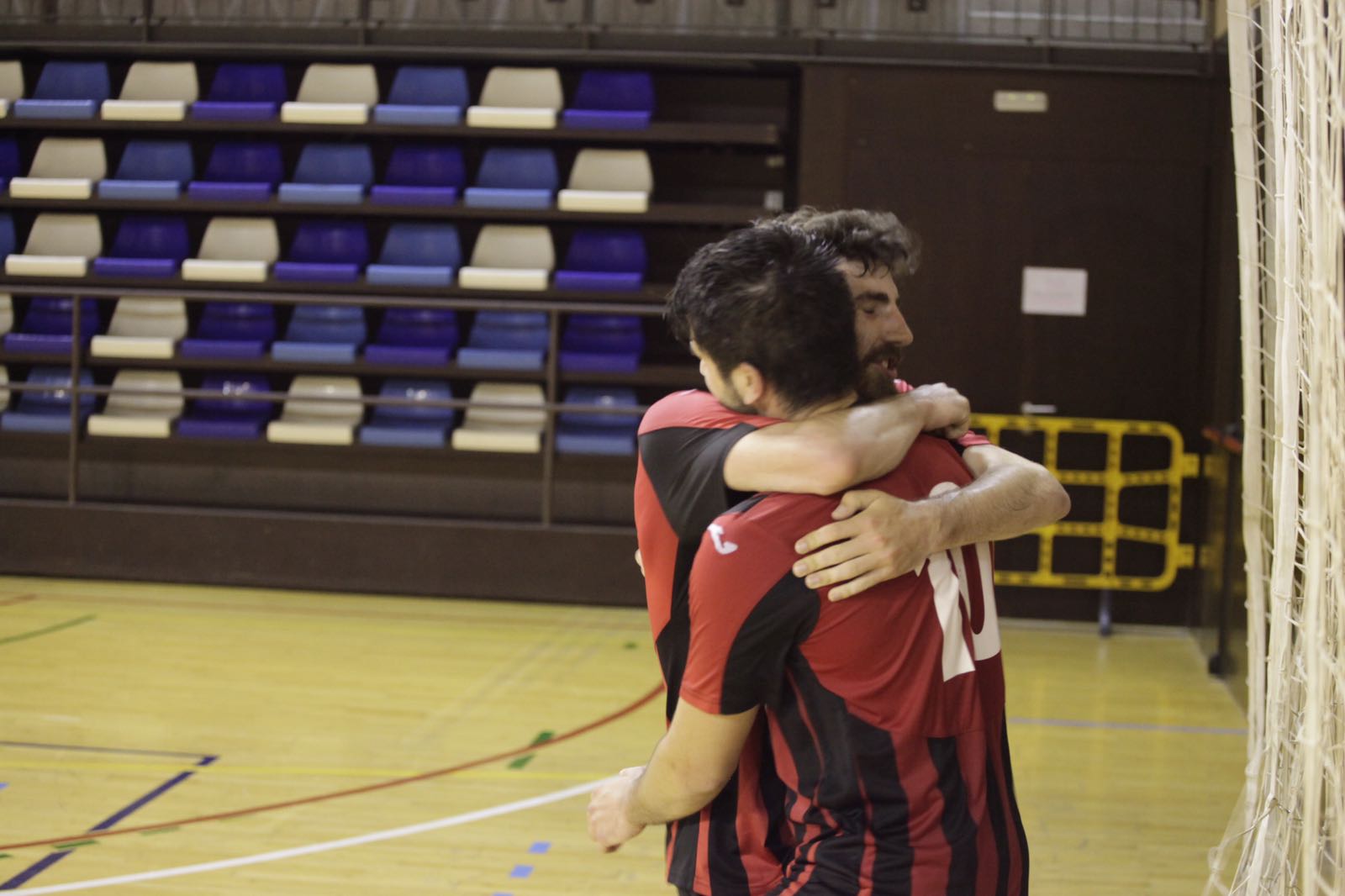 Willy s'abraça a Enric Sánchez, autor dels dos gols del seu equip. FOTO: Artur Ribera 