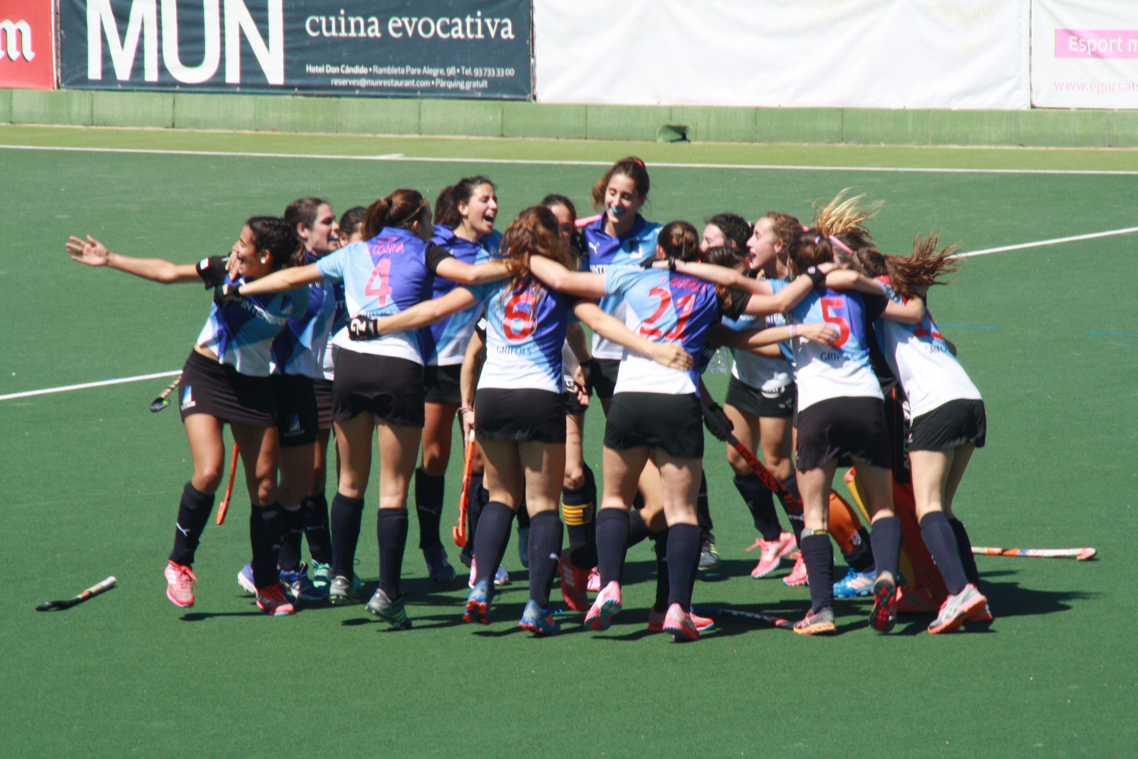 El Junior FC celebrant el passi a la final de la Divisió d'Honor Femenina. FOTO: Àlex López Puig