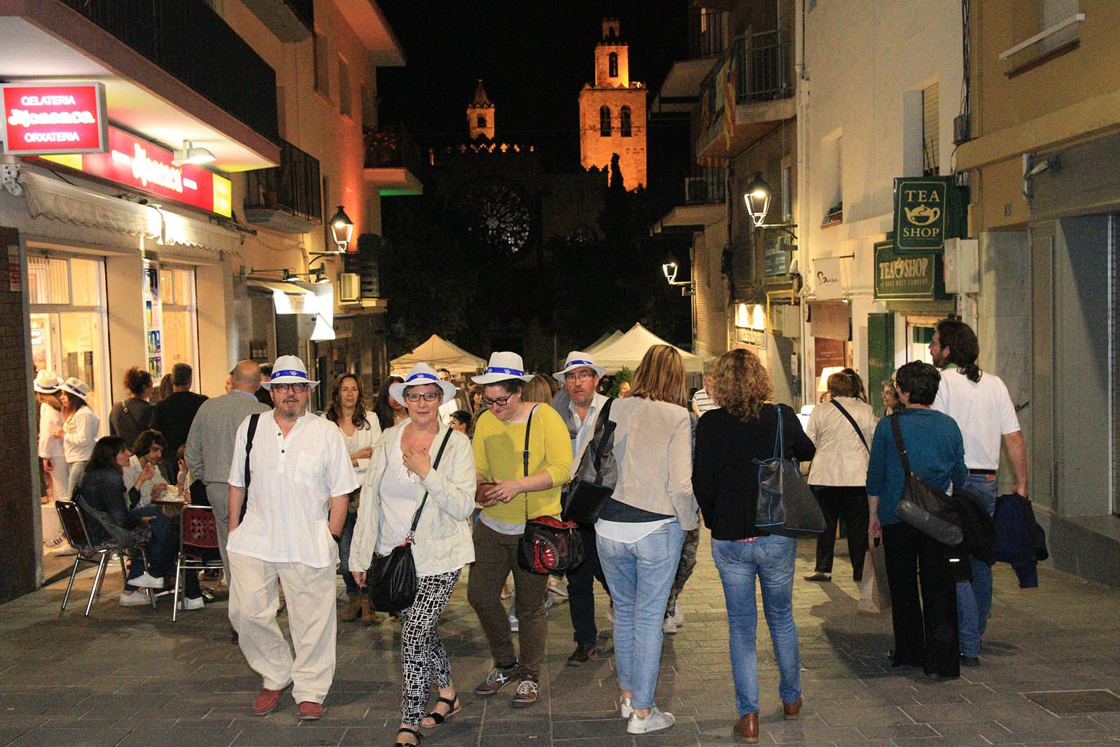 Els carrers de Sant Cugat s'omplen per la Nit en Blanc FOTO: Lali Álvarez