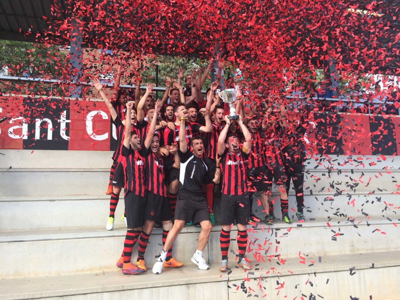 Tot i no jugar, el Sant Cugat Esport FC B ha celebrat l'ascens a 3a Catalana. FOTO: Àlex López Puig