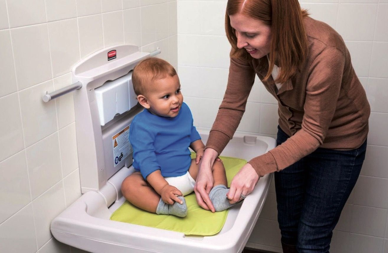S'instal·laran canviadors de bolquers accessibles per a homes i dones  FOTO: Cedida