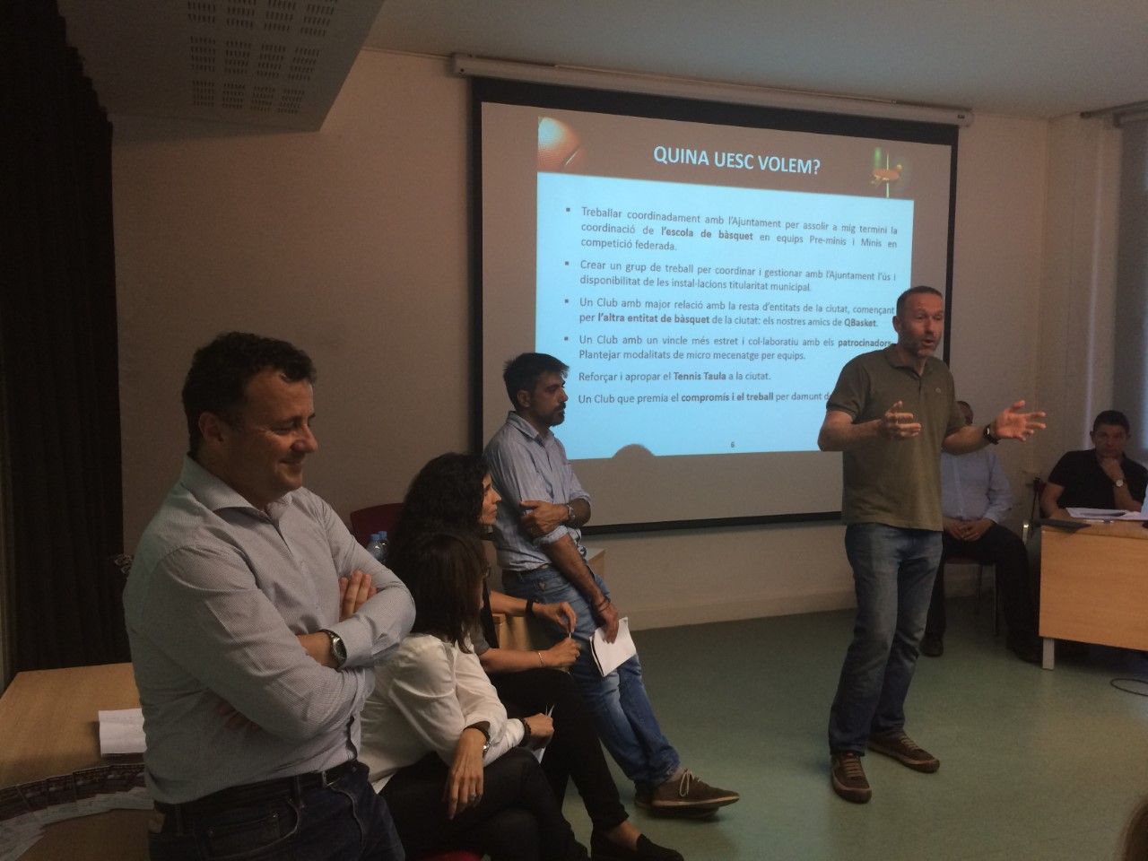 Vicenç Beltran, explicant un dels punts del projecte de la candidatura. FOTO: Àlex López Puig