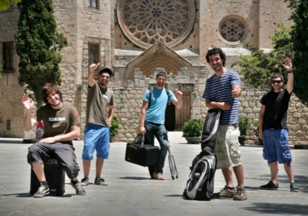 Cinc dels vuit membres de Txarango, visitant Sant Cugat. FOTO: Artur Ribera