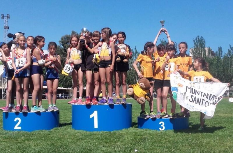 A la dreta de la imatge, l'equip benjamí femení al campionat català d'atletisme. Foto: Atletisme CMSC