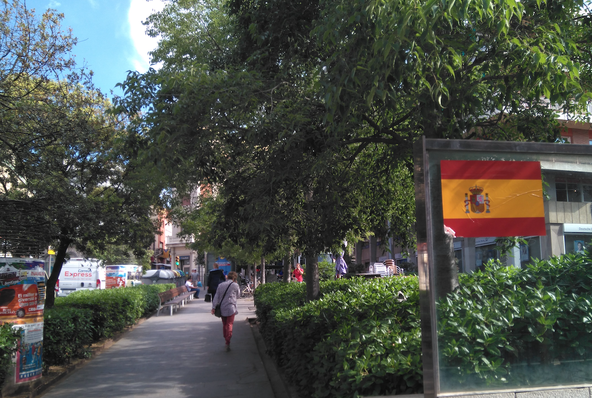 Un adhesiu de la bandera espanyola a la plaça dels Quatre Cantons de Sant Cugat FOTO: TOT Sant Cugat