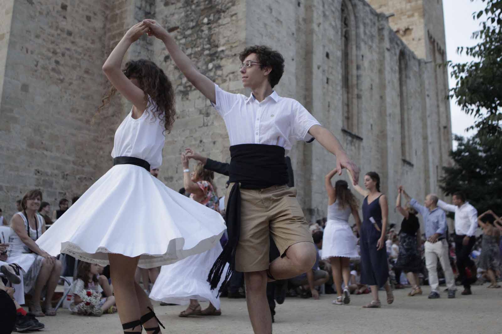 Petits i grans ballen el 'Paga-li, Joan' per Festa Major FOTO: Artur Ribera