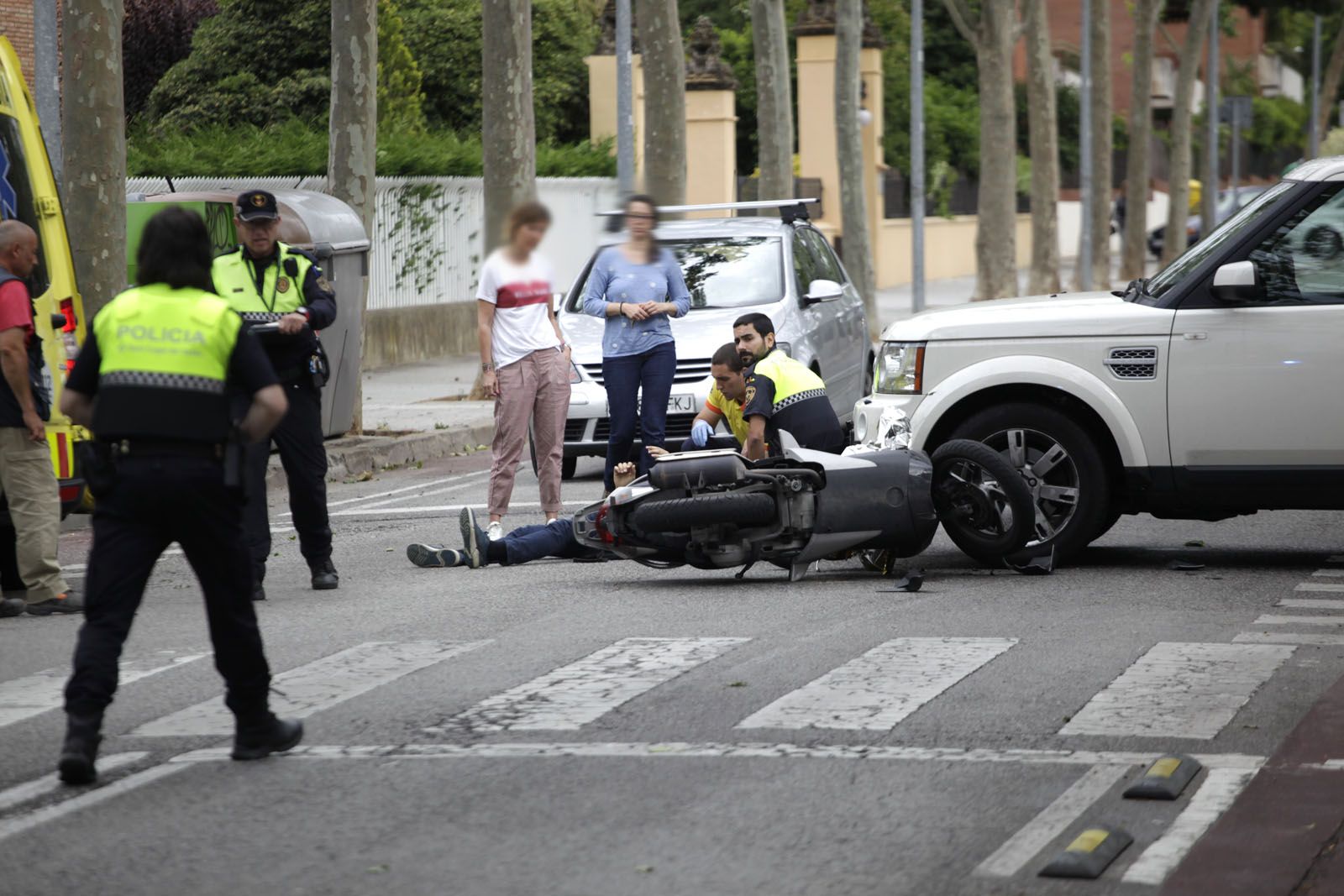 Accident entre un vehicle i una motocicleta a l'avinguda de Gràcia  FOTO: Artur Ribera