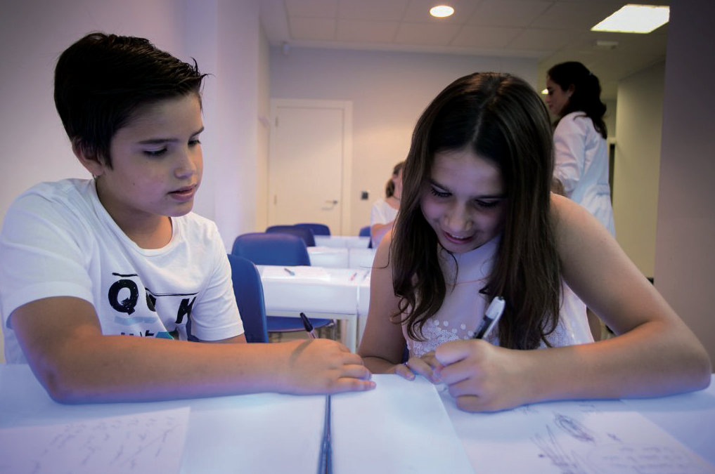 Dos nens desenvolupen la seva creativitat a Despierta SantCugat FOTO: Cedida