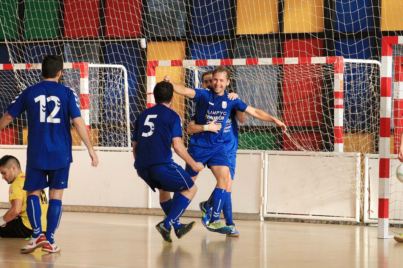 Els jugadors de l'Olimpyc Floresta Futbol sala celebrant un dels 4 gols del seu equip. FOTO: Lali Álvarez