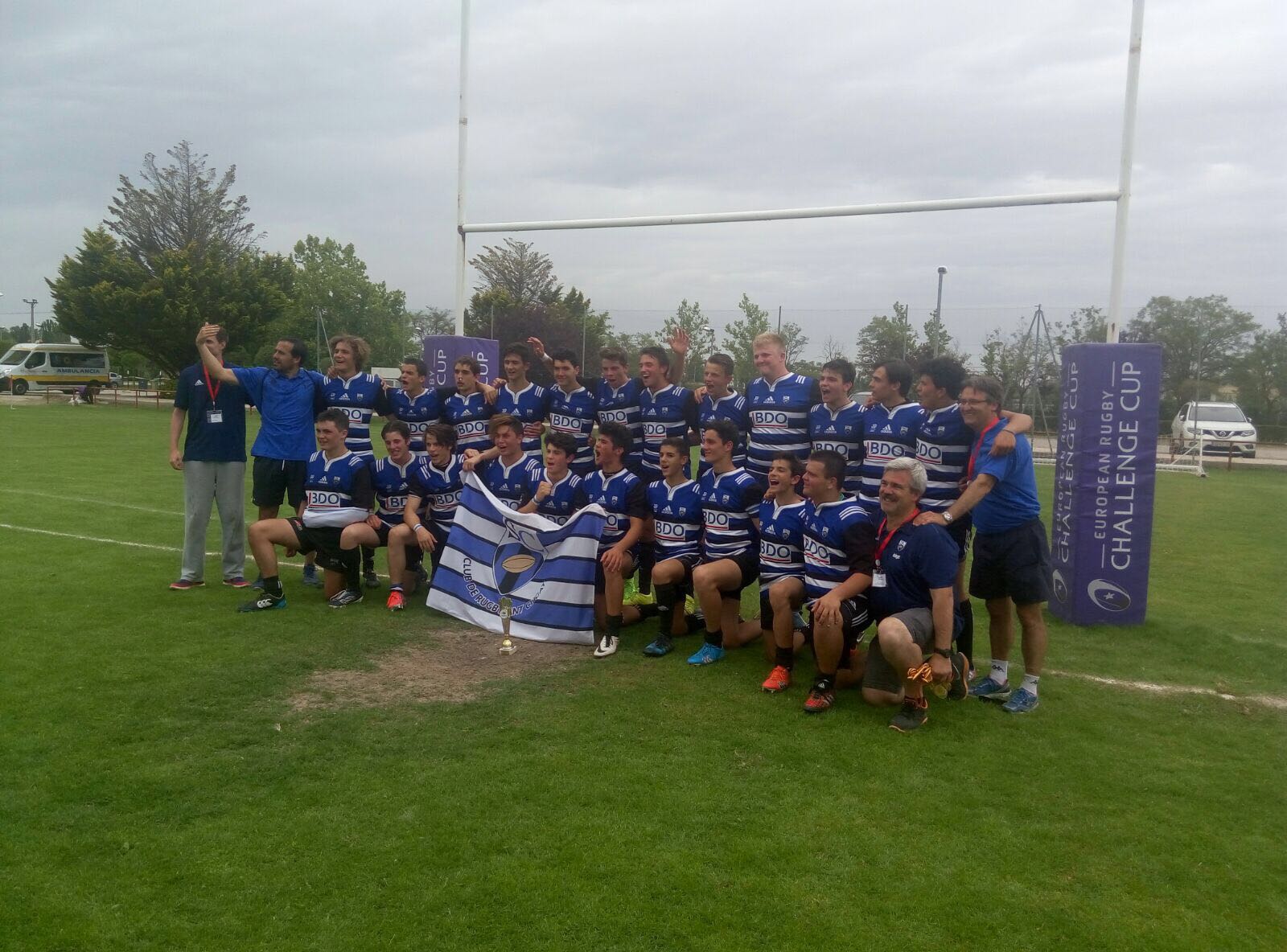 L'equip sub-16, amb el trofeu de campió d'Espanya de Clubs. FOTO: CR Sant Cugat