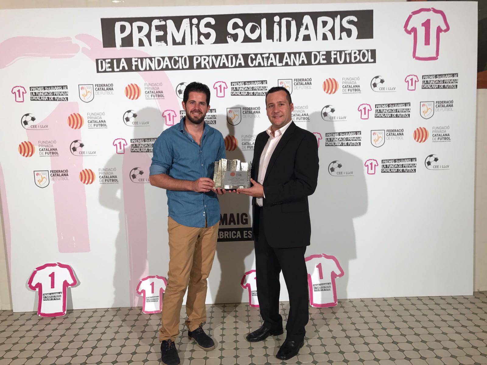 Albert Tejero i Jordi Palau, amb el guardó dels primers Premis Solidaris. FOTO: FS Sant Cugat 