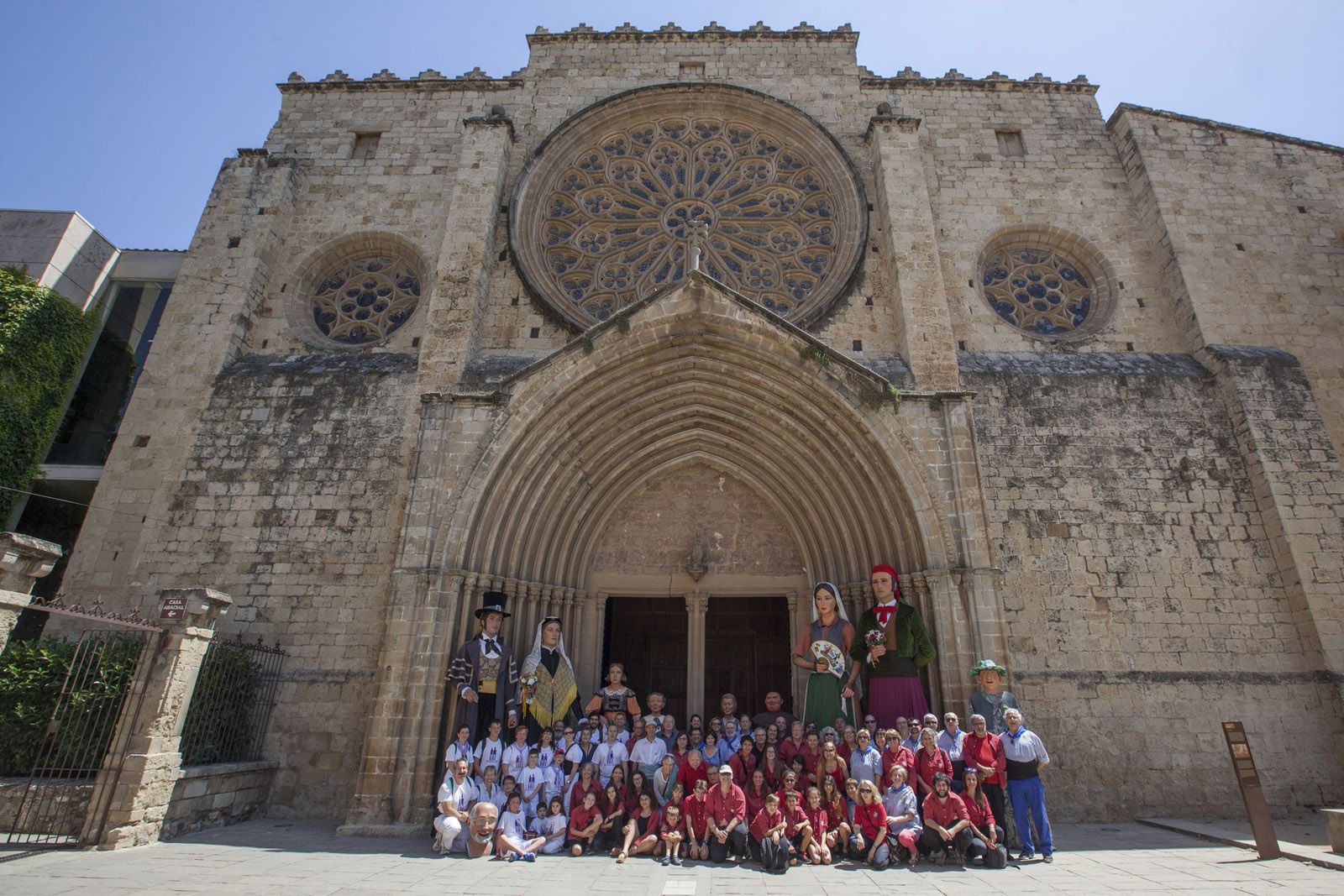 Recepció dels padrins de l’agrupació, els Gegants de Rubí a la Plaça d’Octavià. FOTO: Lali Puig